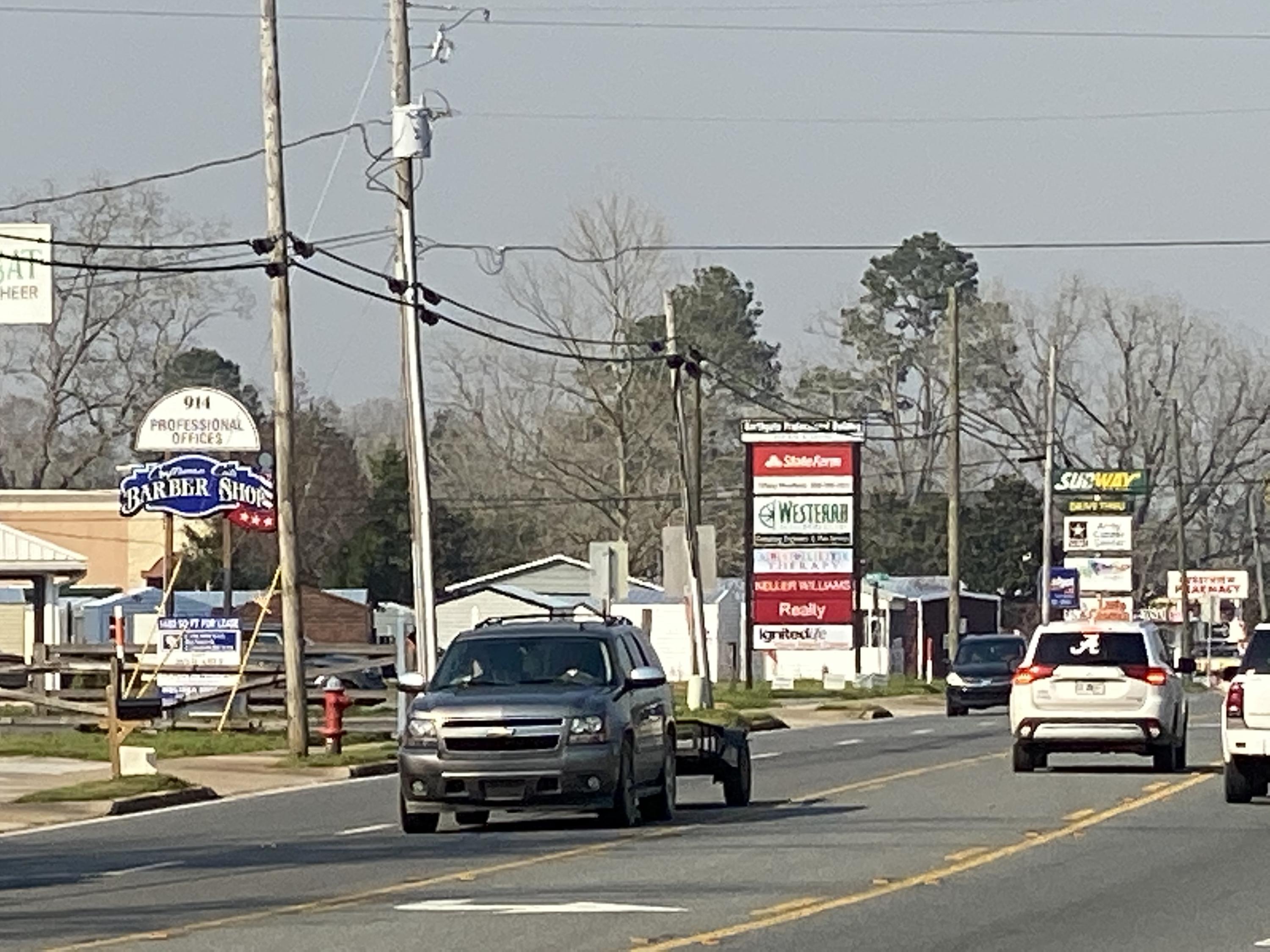 Main image without alt text