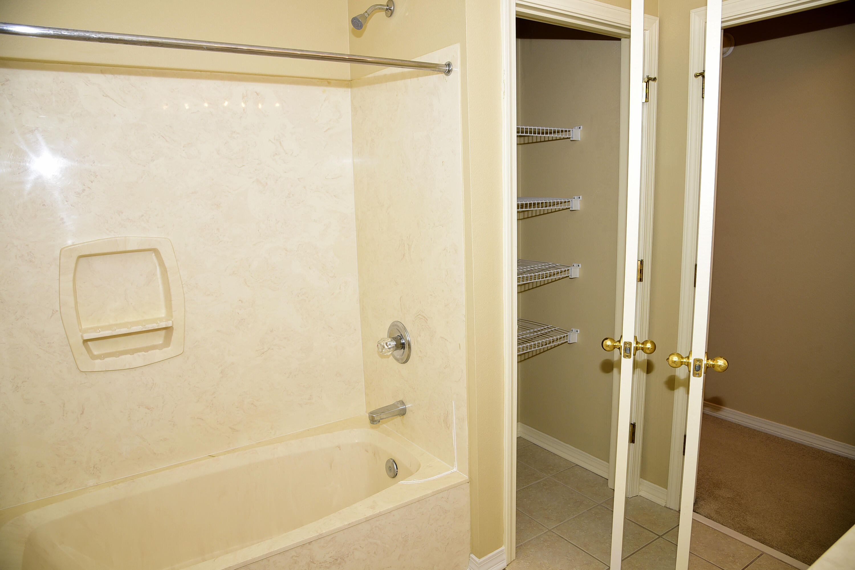 REFLECTIONS AT BLUEWATER BAY T/H - Residential Lease