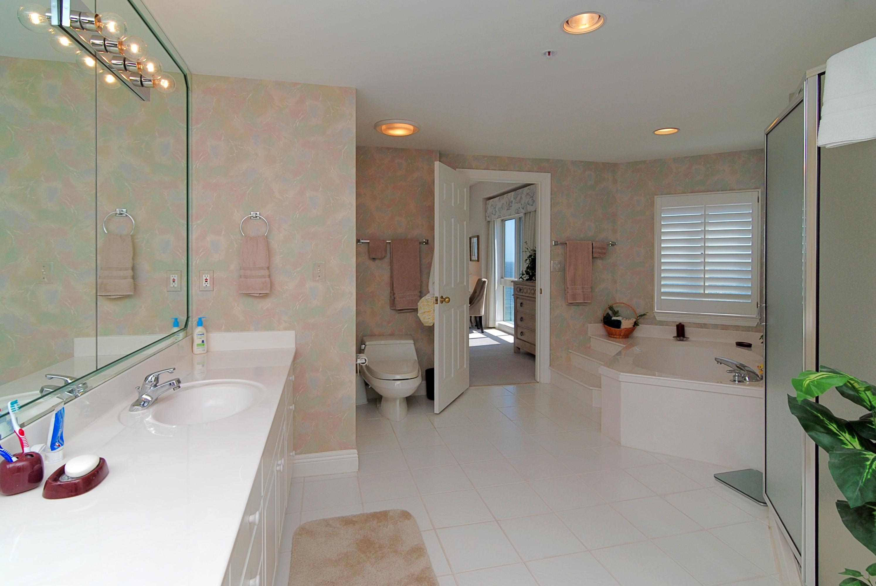 HOLIDAY ISLE TOWERS CONDO - Residential