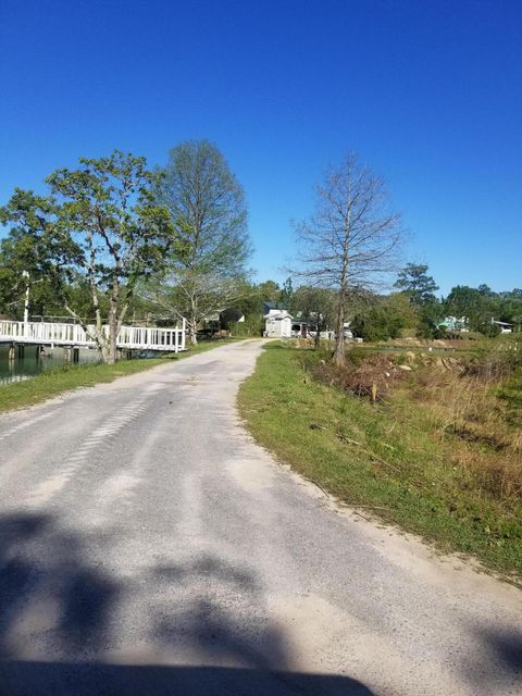 A home in DeFuniak Springs