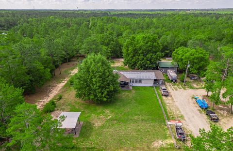 A home in DeFuniak Springs