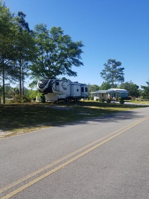 A home in DeFuniak Springs