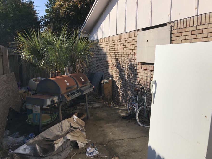 Short Sale. Conveniently located in central Destin. This home needs work. Buyer to verify all pertinent information including square footage and lot dimensions.