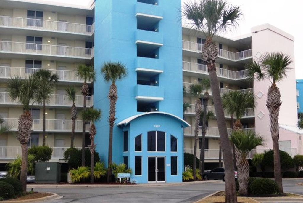 Great option with this condo. 1 bedroom and 2 bathrooms. It also has a balcony, carpeting in bedrooms. laundry area, andmore. Come take a look today