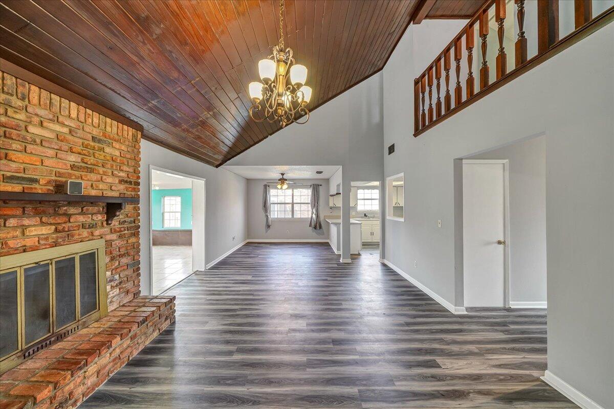 MARY ESTHER MANOR - Residential