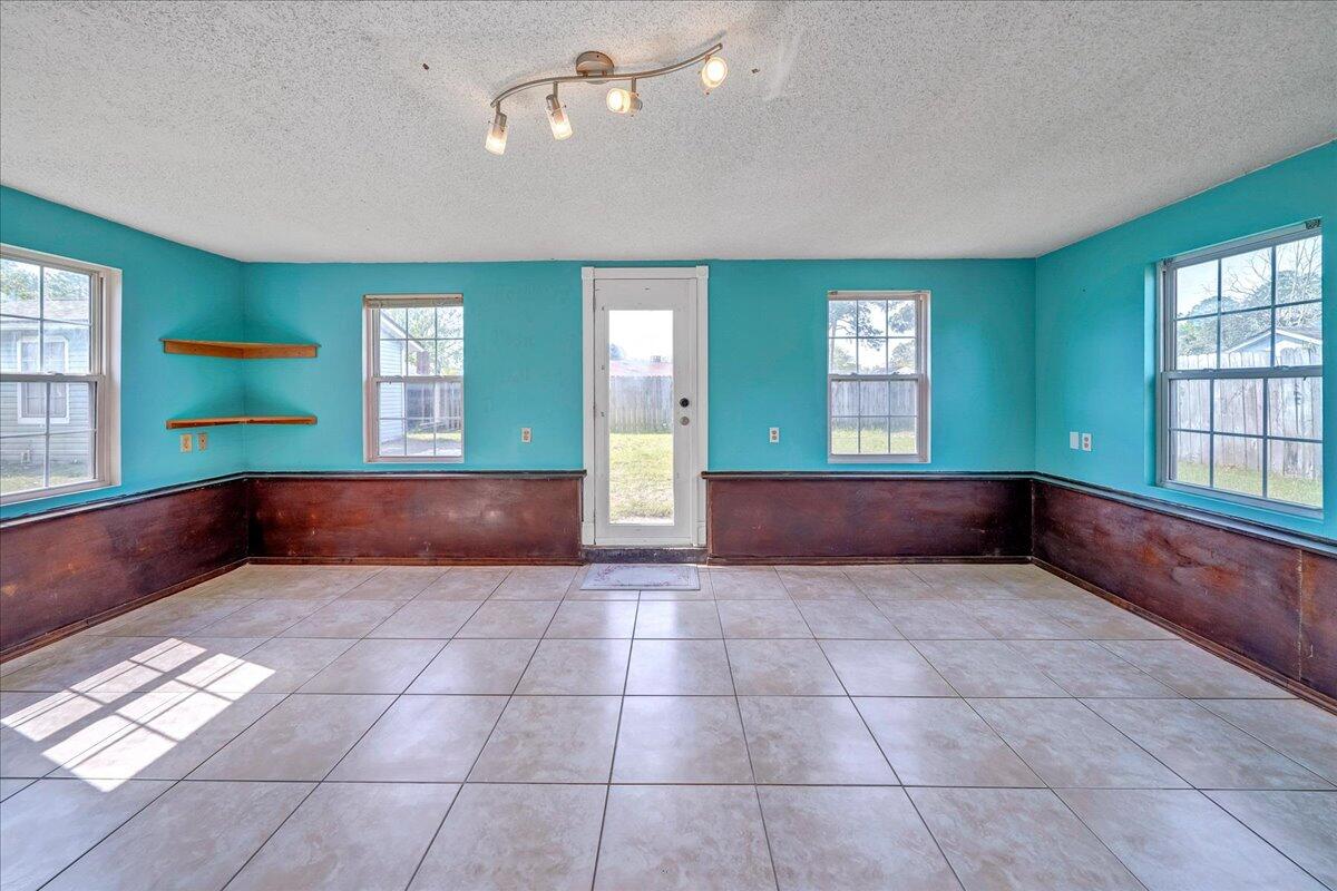 MARY ESTHER MANOR - Residential