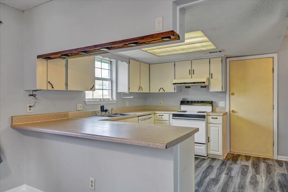 MARY ESTHER MANOR - Residential