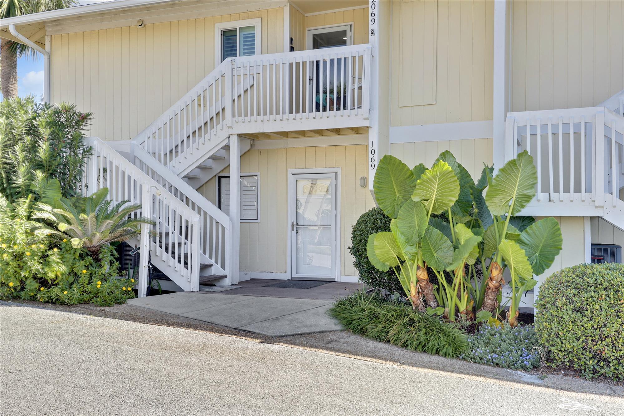 Rare walk-in 1Br/2Ba unit in golf course location with no steps at unit entry (see photo). Spacious expanded rear deck looking easterly at golf holes. Completely renovated in 2018: new HVAC, new SS appliances, new granite, new washer-dryer, new baths. 2nd bath added in walk-in closet space. Small bonus room can be office space or additional small sleeping space. LR has attractive tongue-and-groove ceiling. Harbor: Avoid heavy traffic in season and travel by Water Taxi! Excellent boat ramp. Boat docks. Marina. Ducks. 9-hole pitch & putt golf. 6 tennis courts. 5 pools (1 w/ 3 hot tubs). Highly regarded Louisiana Lagniappe restaurant, harborfront. Rick's Sand Trap full-menu snack bar at beachfront pavilion. Pet-friendly. Family-friendly. It's all good at Sandpiper Cove!