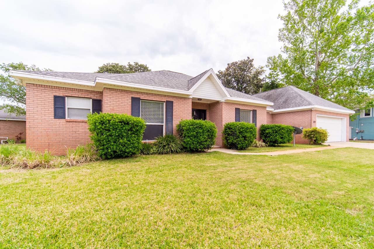 LAKESIDE VILLAGE - Residential