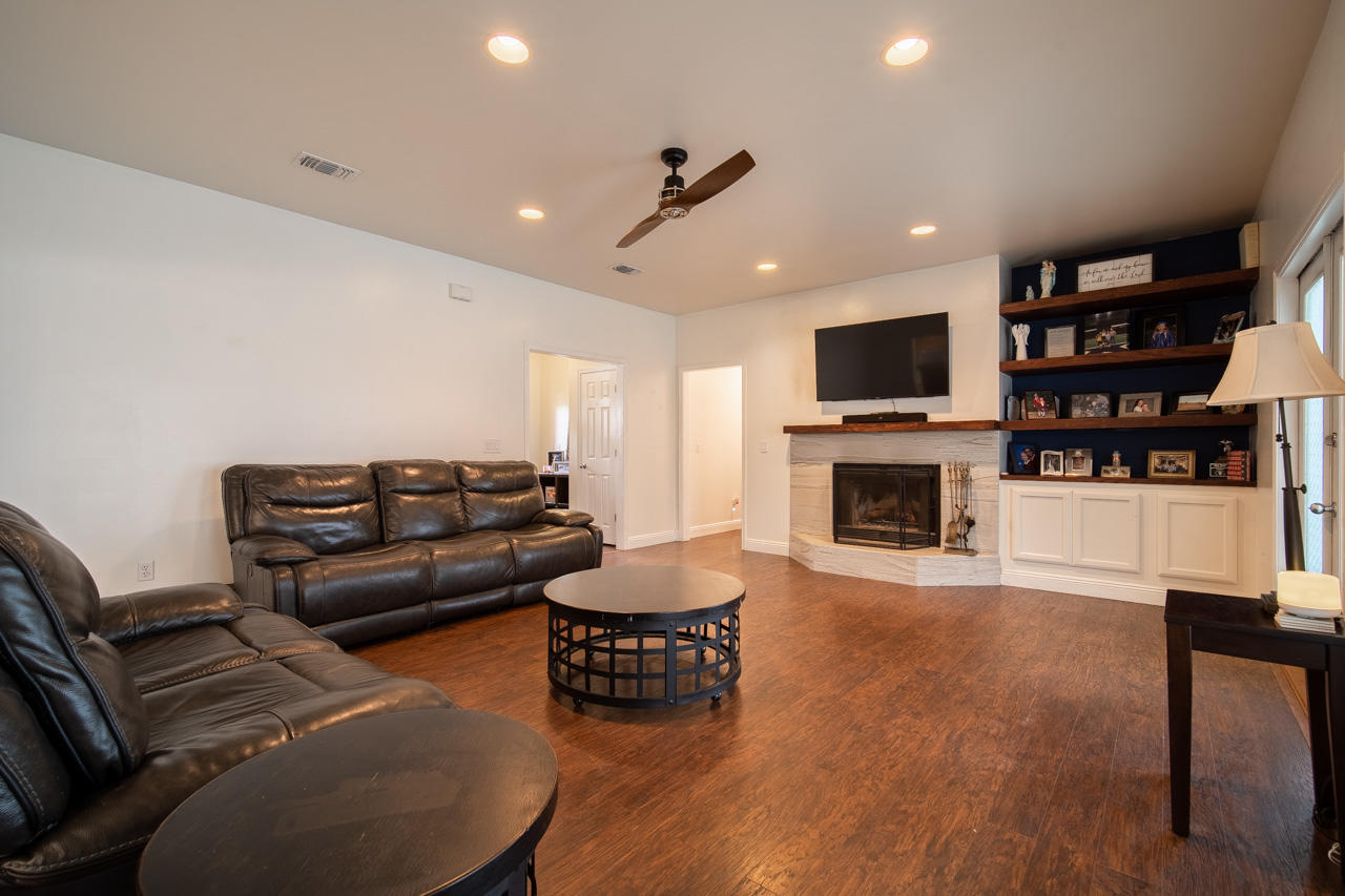 LAKESIDE VILLAGE - Residential