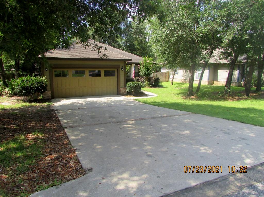 Located in The Canopies of Freeport in the heart of Freeport. Very roomy 4/2 and is MOVE-IN ready. Separate dining room off kitchen. 9 foot ceilings throughout. Large master bedroom with walk-in closet. Jacuzzi garden tub with a walk-in shower as well. Double vanity in master bath. Large back porch. Double car garage. Professionally landscaped.
