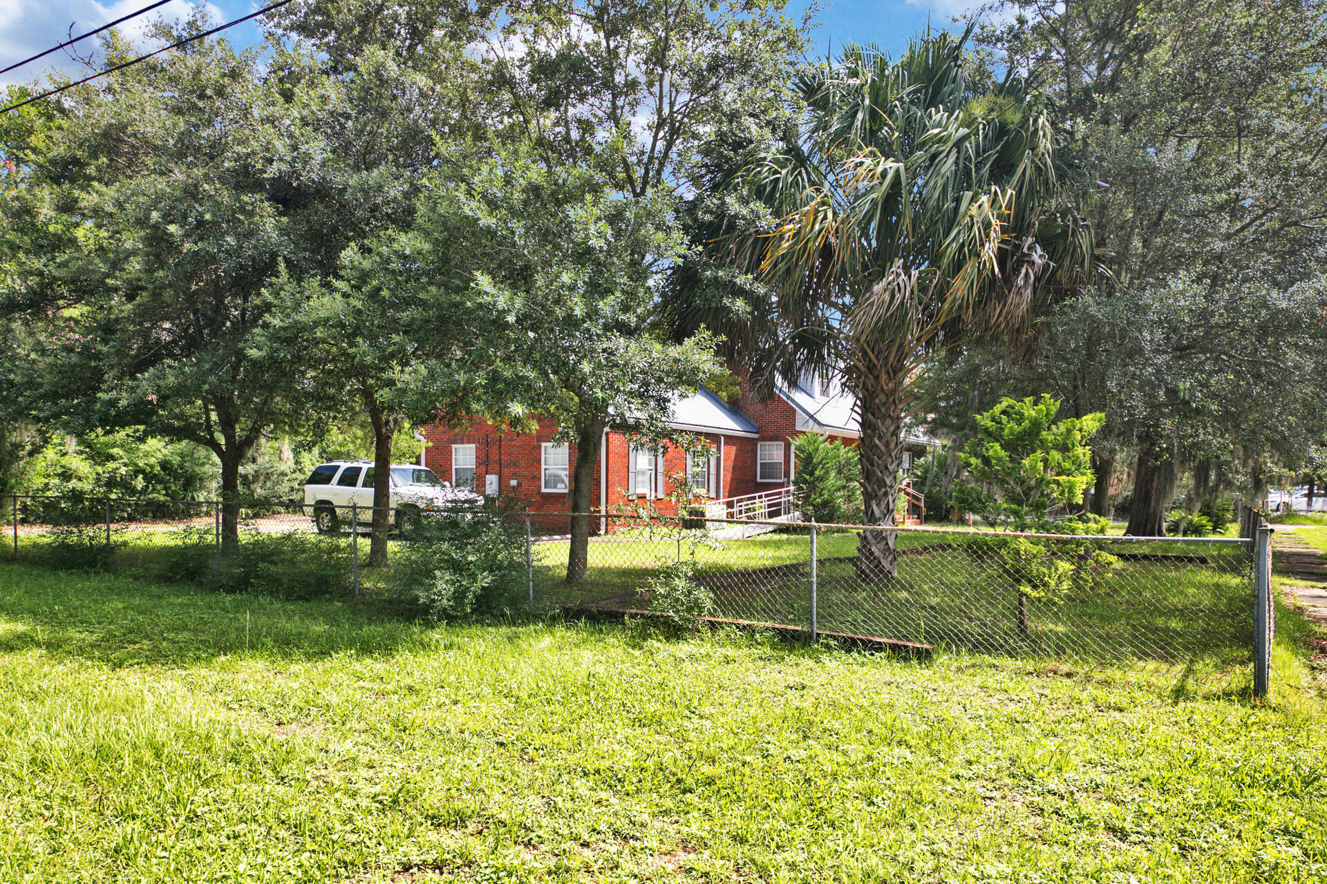 Main image without alt text