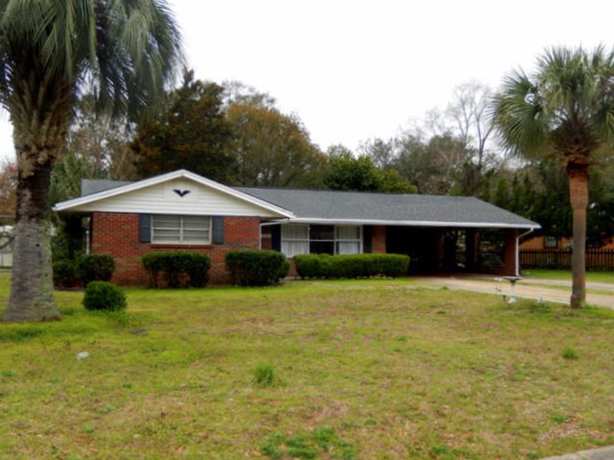 Corner Lot!!! Full of potential in the heart of Fort Walton!! Close to beaches, schools, shopping and both bases!!