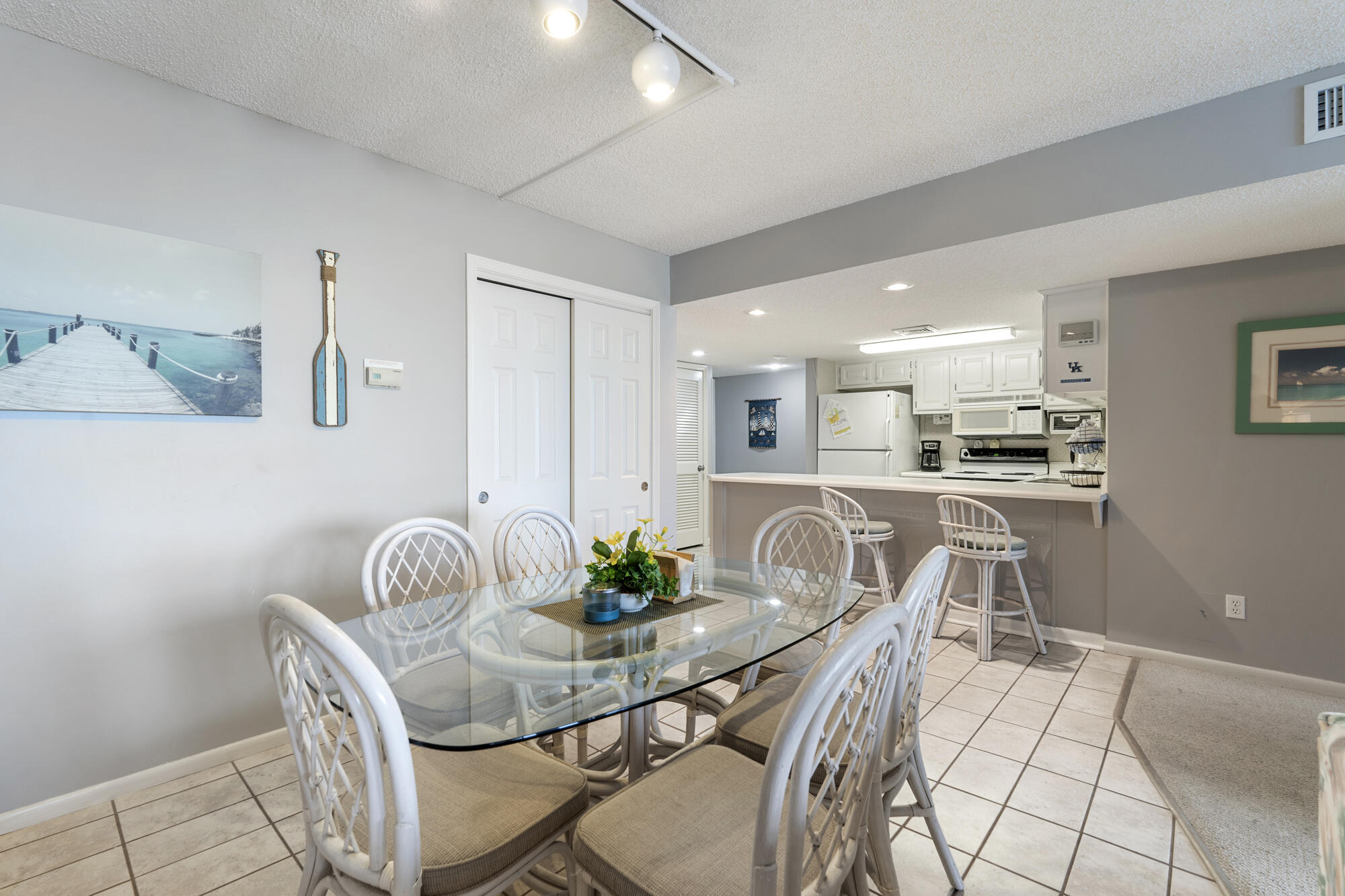 HOLIDAY SURF & RACQUET CLUB - Residential