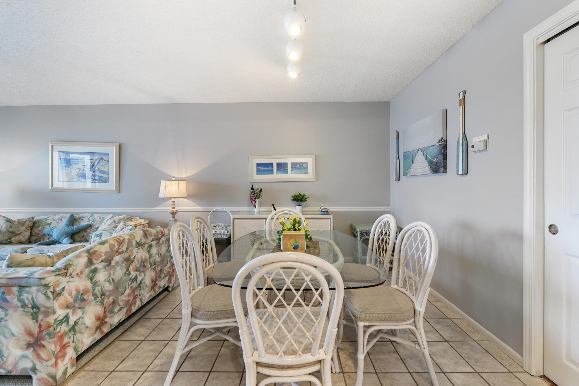 HOLIDAY SURF & RACQUET CLUB - Residential