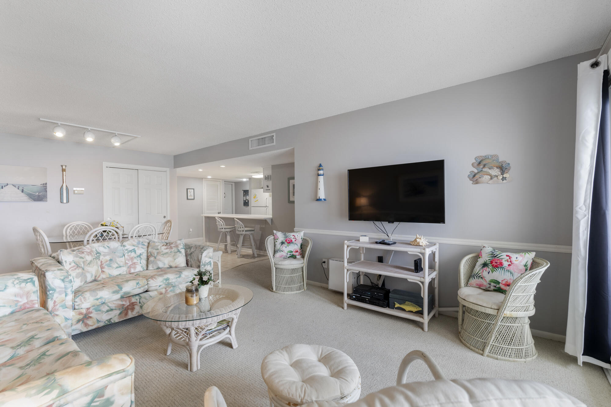 HOLIDAY SURF & RACQUET CLUB - Residential