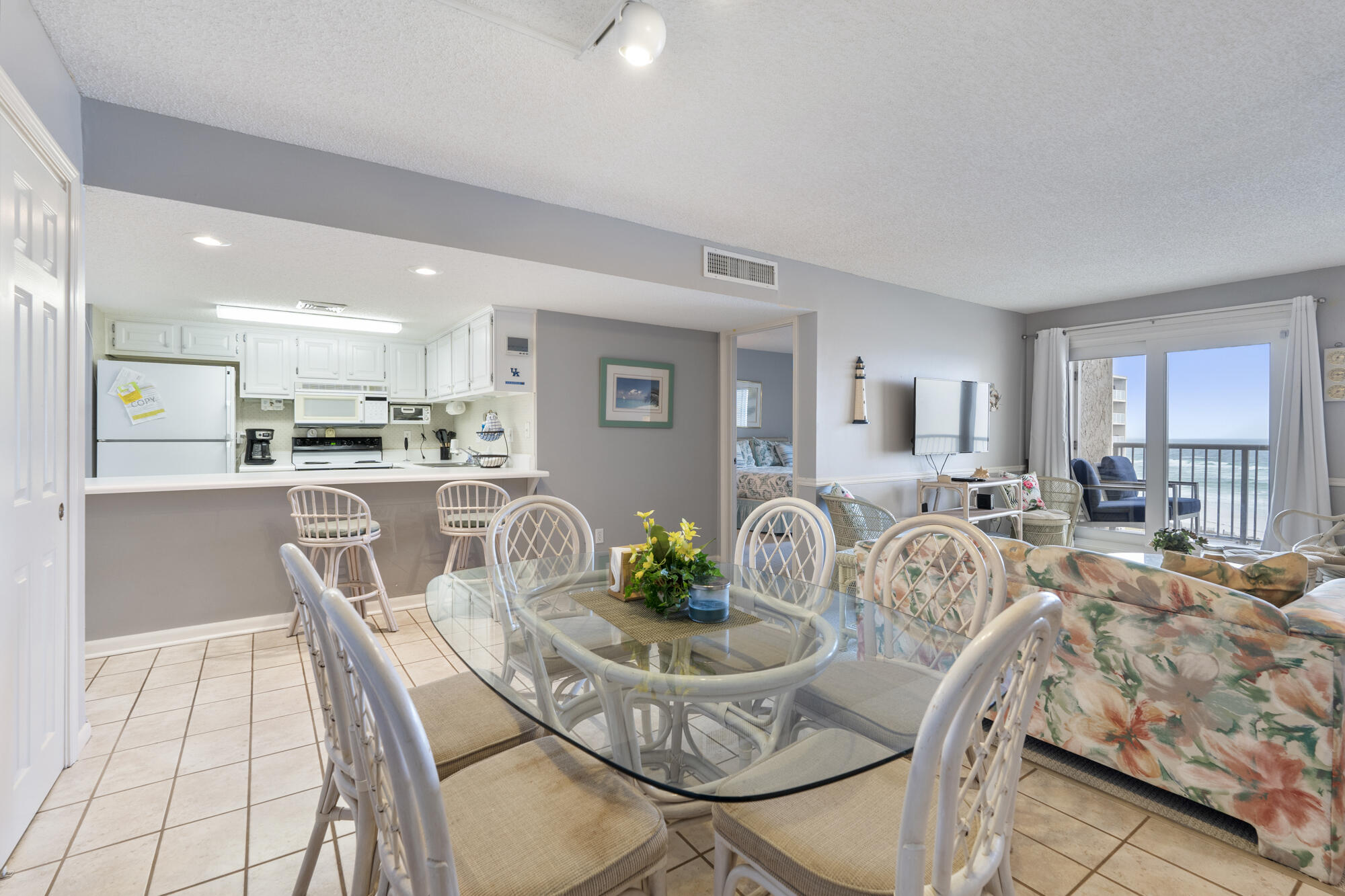 HOLIDAY SURF & RACQUET CLUB - Residential