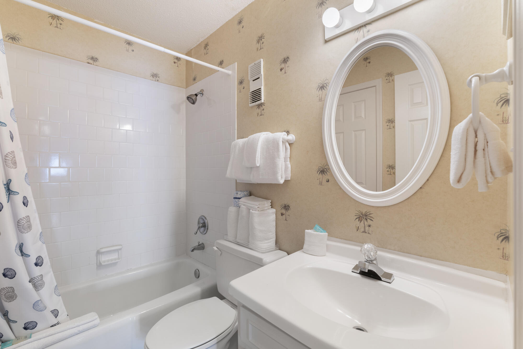 HOLIDAY SURF & RACQUET CLUB - Residential