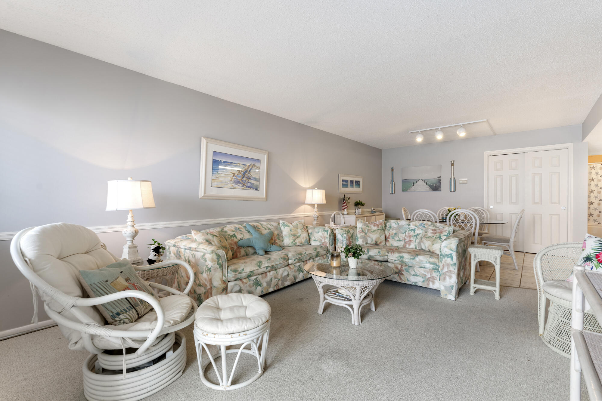 HOLIDAY SURF & RACQUET CLUB - Residential