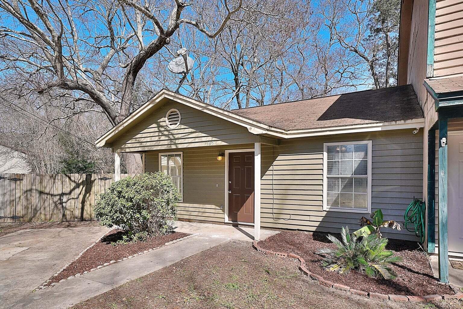 Wonderful 2 Bedroom, 1 Bath attached single family home in a cul-de-sac located in great location in Ft. Walton Beach. Close to shopping, downtown, beaches and both bases. This unit would make a great rental or first time home buyer opportunity. Tile through out the entire home was installed a few years ago. Roof 2022-