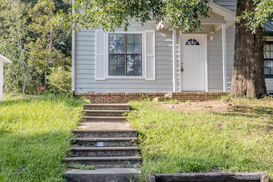 This 3 bedroom 2 bath townhouse is located in North Crestview. It is located just minutes from the High School and shopping centers. Easy commute to 7SFG, Duke or Eglin.