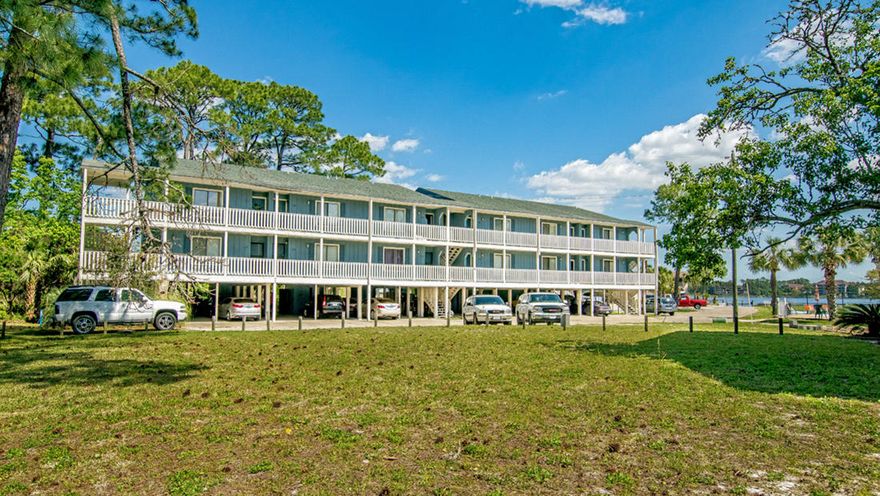 Great unit in Pirate's Cove Inlet with an amazing view of Lake Powell. The owner has kept the unit well maintained and clean! Pirate's Cove Inlet Condominium has a tranquil and quite setting with 2 pools and a boat dock. This is must see!