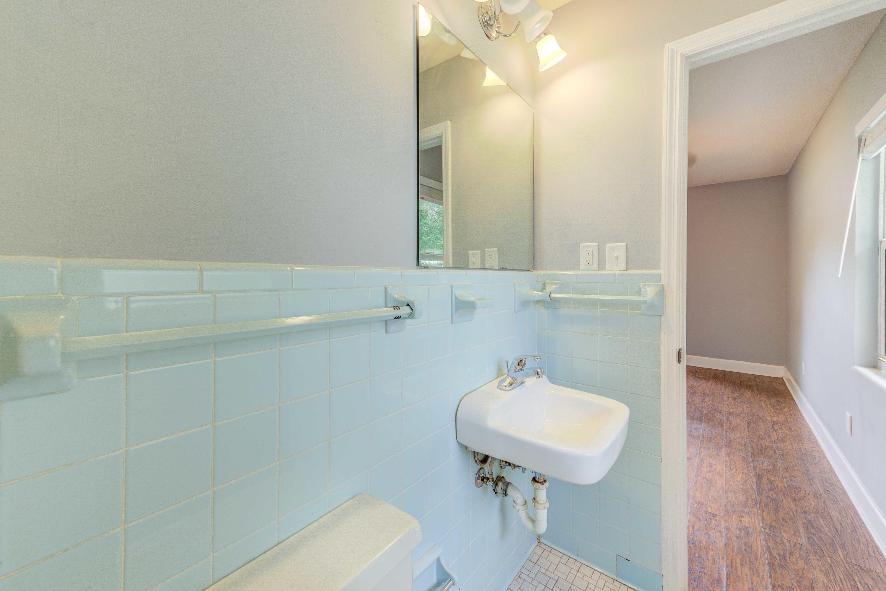 CAROL ANNE MANOR - Residential