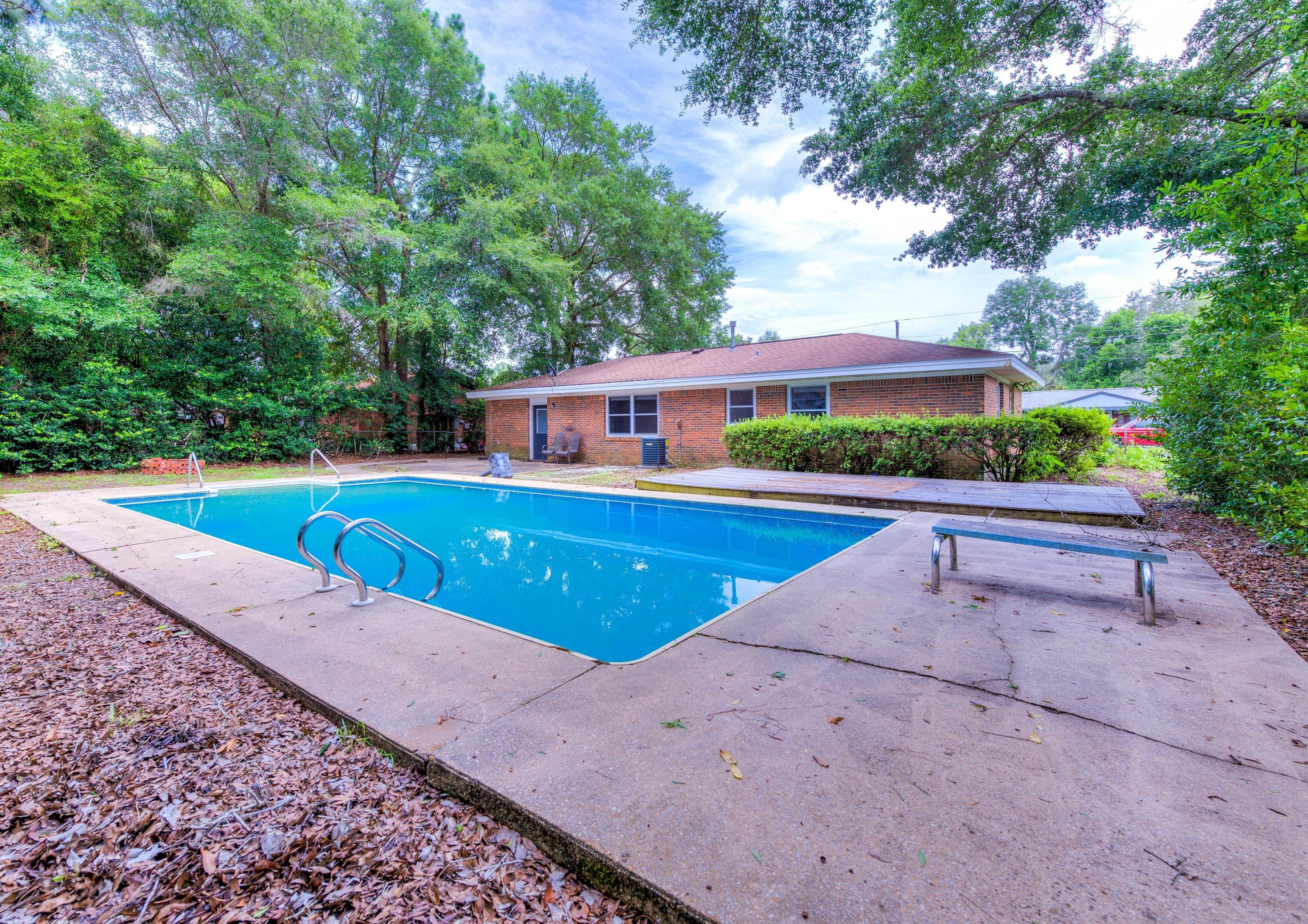 CAROL ANNE MANOR - Residential