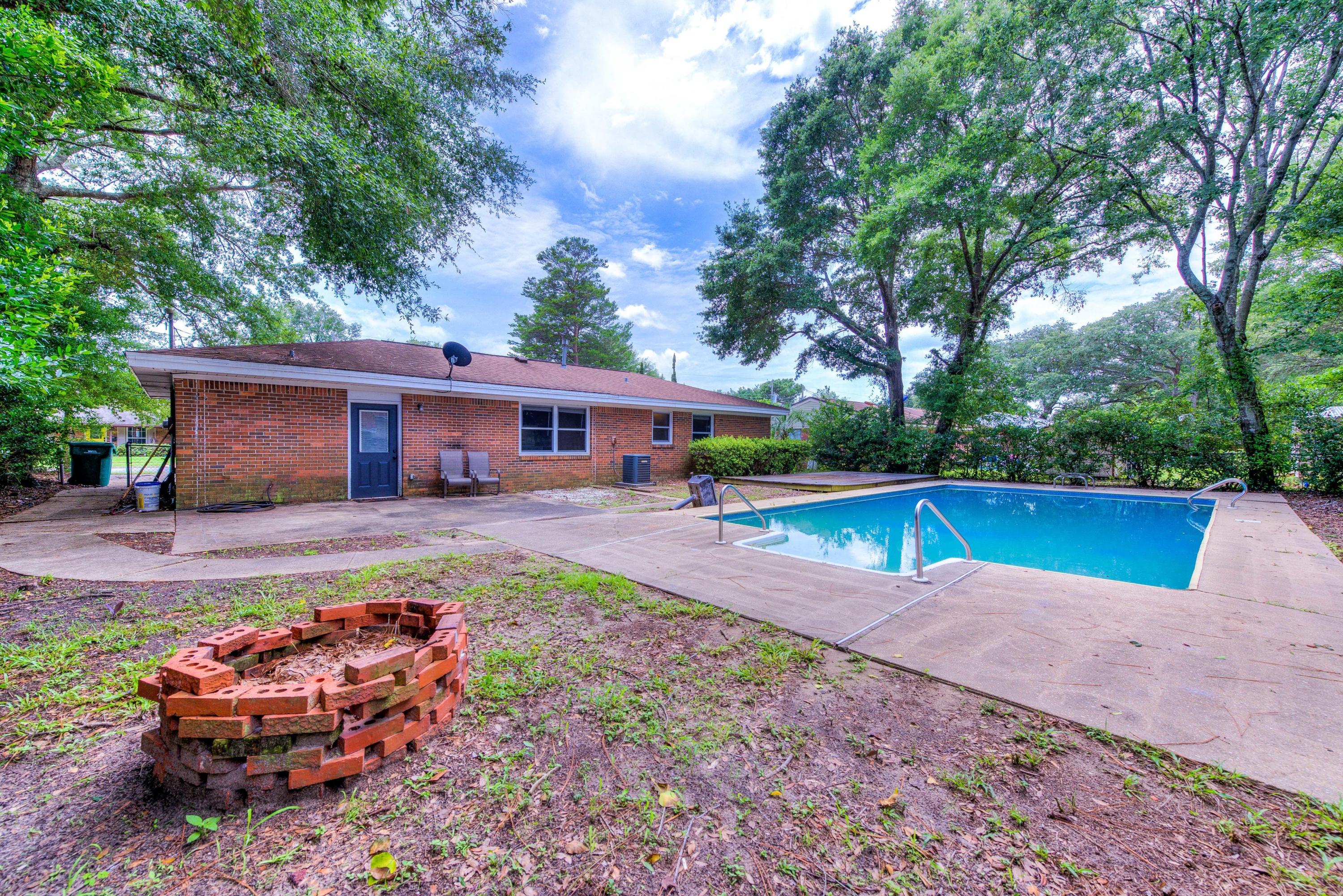 CAROL ANNE MANOR - Residential