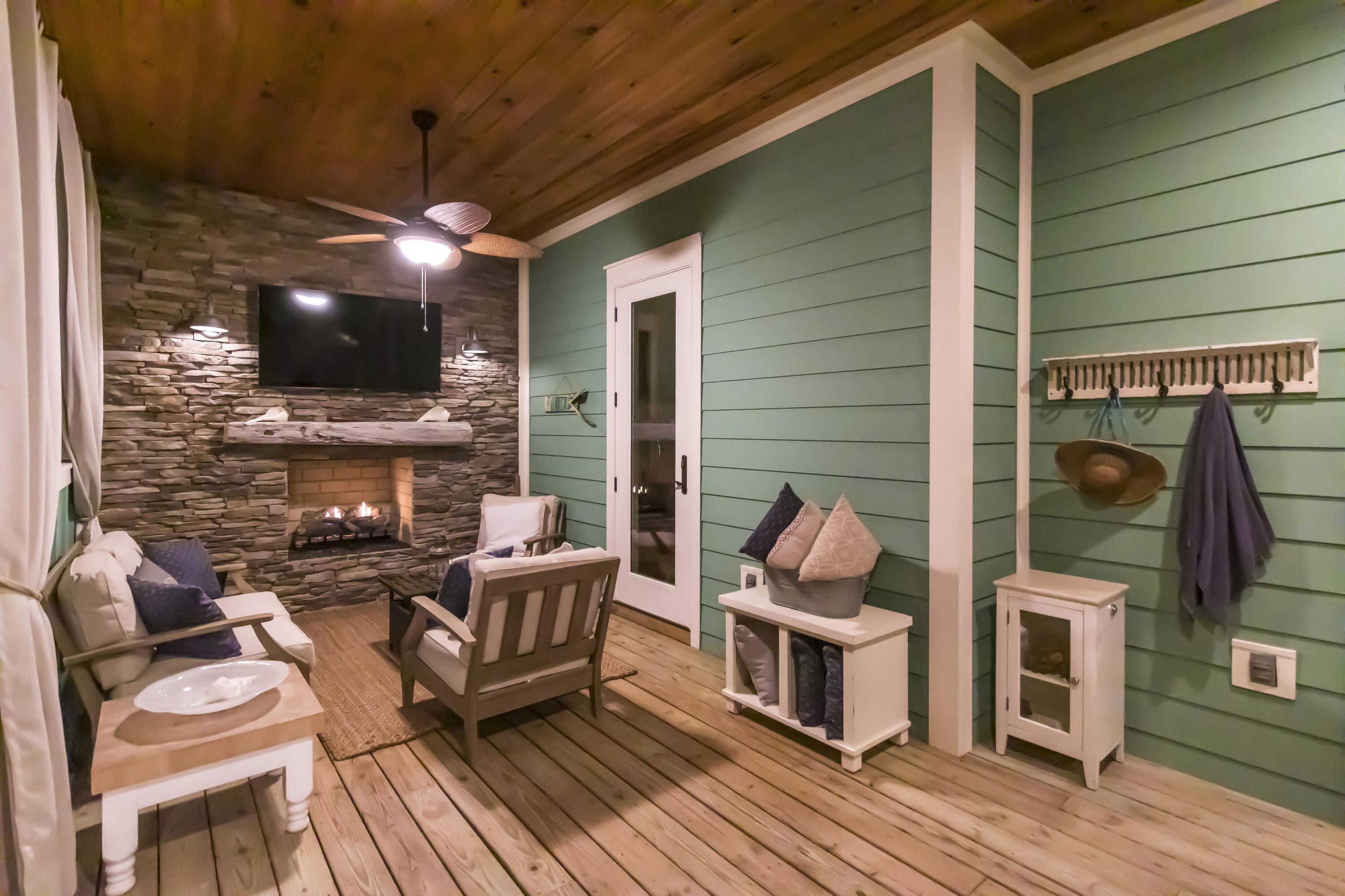 LAKESHORE ESTATES - Residential
