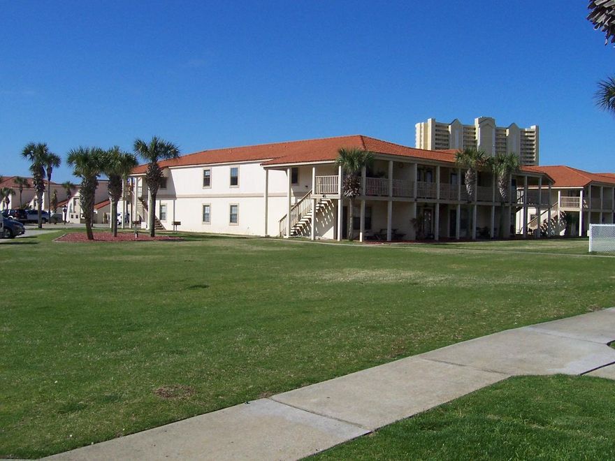 Nice 1 Bedroom condo in Horizon South. This is a must see complex with mini golf, tennis , 4 pools, pool table , shuffle board and many extras. Also across the street from The World's most Beautiful Beaches. Own your own unit at Horizon South for under 100k. Call today for a personal tour of this unit.