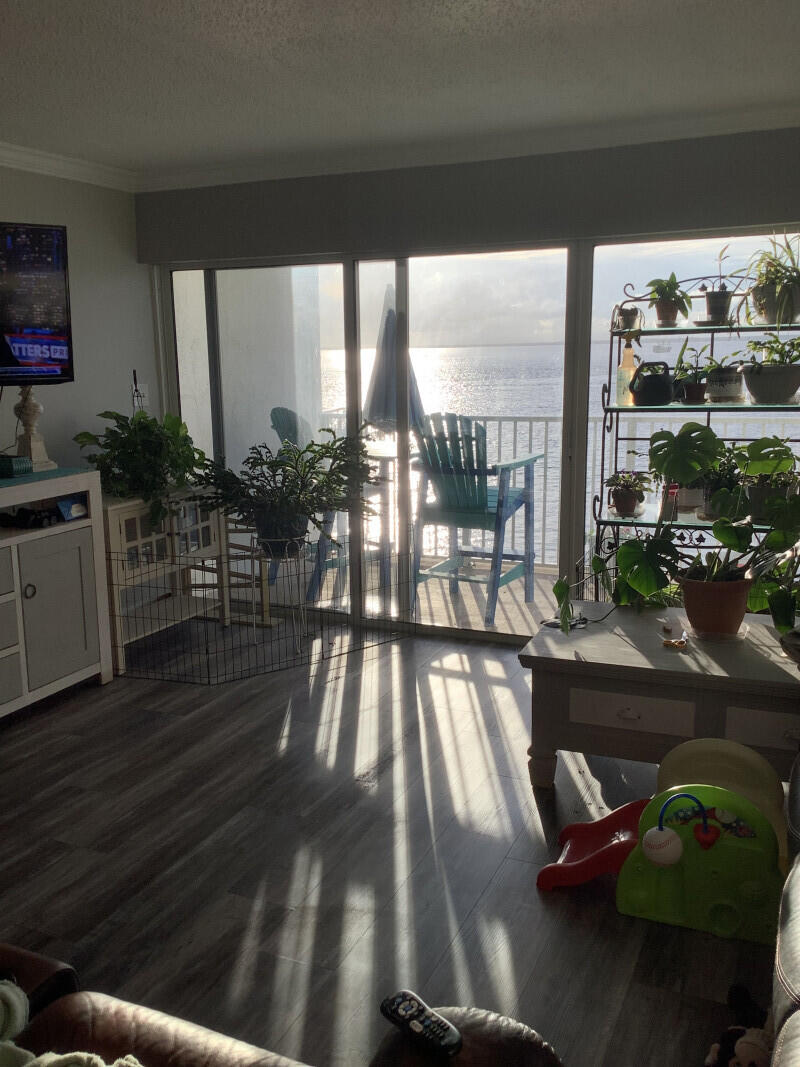 VALENCIA CONDO - Residential