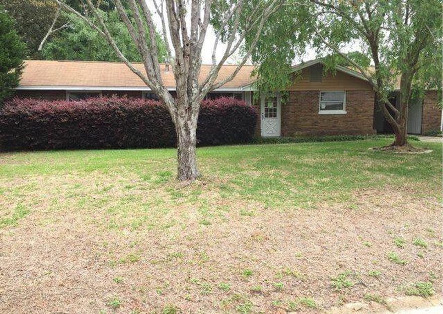 Beautifully maintained home with a remodeled kitchen, brand-new stove and dishwasher, and a garage door for added privacy. Enjoy the serenity of the lush gardens that surround the property. Located near parks, Fort Walton Beach Rec Center, shopping, and more. Just 1.6 miles from a public access to Cinco Bayou and 3.5 miles to the Gulf--perfect for nature lovers and beachgoers. This charming home blends comfort, convenience, and tranquility in one of the area's most desirable locations. Don't miss this opportunity!