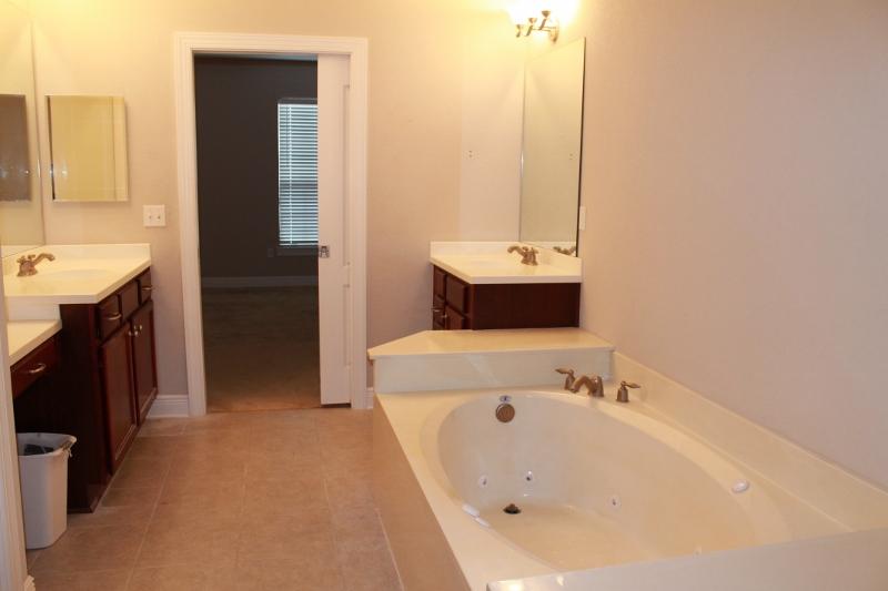 DIAMOND LAKES - Residential