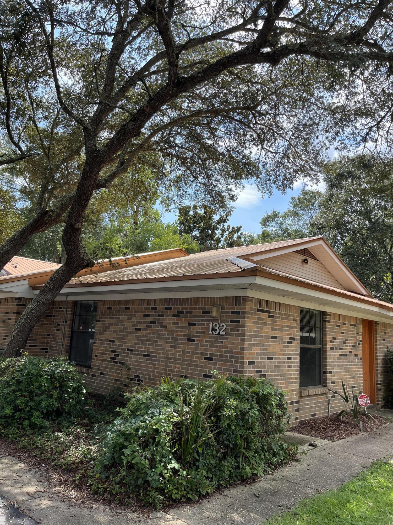 2 STORY TOWNHOUSE CONVENIENT TO BOTH BASES, THE MALL AND BEACHES. PRIVACY FENCED BACK YARD, WASHER DRYER CONNECTION, BREAKFAST BAR. LIVING ROOM/DINING ROOM COMBINATION. SORRY, NO PETS AND NO SMOKING.