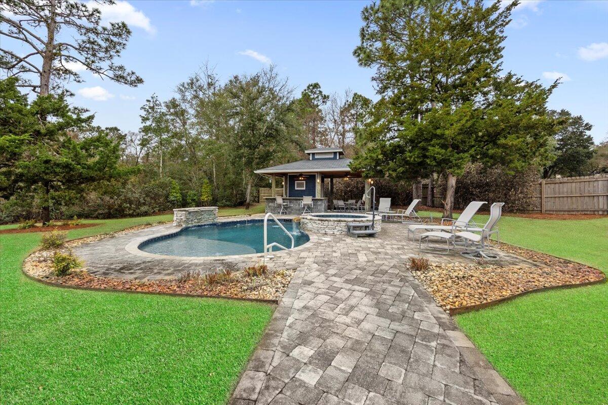 ROBLEDAL ESTATES - Residential