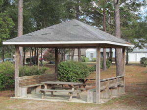 Magnolia lake S/D is considered one of DeFuniak Springs premier subdivisions.  Underground utilities, walking distance to elementary school and high school.  Minutes to downtown DeFuniak Springs and all amenities.  Common area with dock, gazebo and access to two lakes.