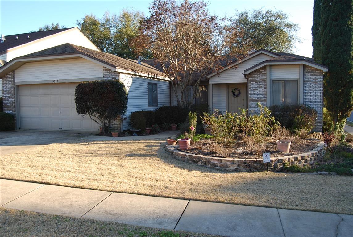 CUTE 3 BEDROOM HOME ON A NICE CORNER LOT. FEATURES 2 FULL BATHS, A DINING AREA, BREAKFAST NOOK,FAMILY ROOM, SPLIT BEDROOMS,KITCHEN WITH GRANITE COUNTERS AND ALL APPLIANCES INCLUDED, HARDWOOD FLOORS IN FAMILY ROOM AND DINING AREA,CERAMIC TILE IN WET AREAS AND CARPETING IN BEDROOMS. PRIVACY FENCED BACKYARD AND A COVERED LANAI PLUS A TWO CAR GARAGE. PRICED TO SELL QUICKLY.