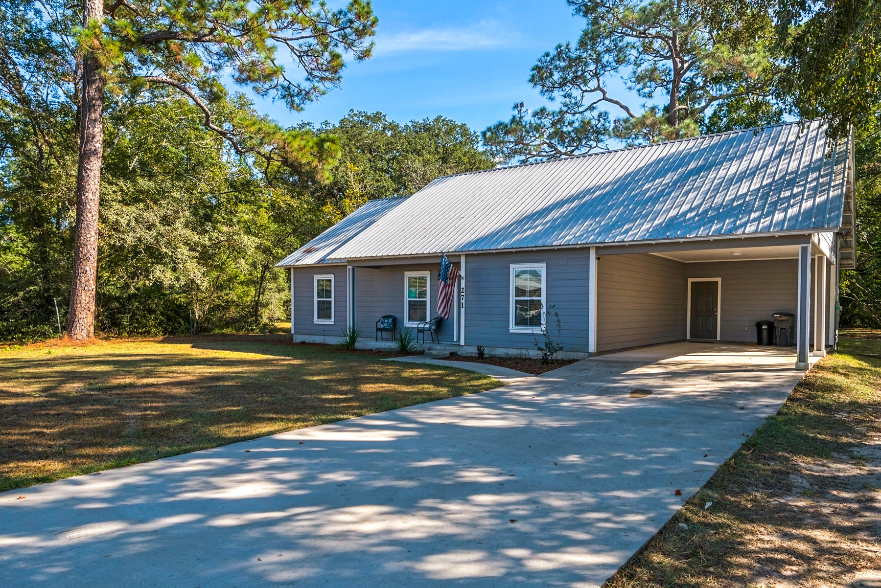 Charming starter home in the heart of Freeport, with NO HOA! Situated on nearly half an acre, this single story home features an open concept design with split bedrooms. Upon entering the home you will be welcomed into a spacious great room and will immediately notice the ''hardwood'' ceramic tile flooring throughout. The master suite, located off the great room, includes an ensuite bathroom and a spacious walk-in closet outfitted with custom wood shelving. The 2 guest bedrooms, located off the opposite side of the great room offer lots of natural light and include spacious closets. The kitchen has the finishes you've been looking for such as; granite countertops, stainless appliances, a pantry and tons of cabinetry. Finally a oversized mud room leads out onto the carport.