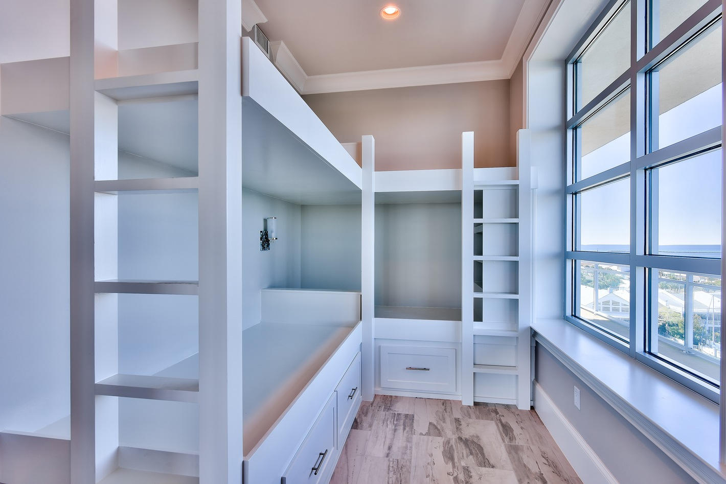 HARBOR LIGHTS - Residential