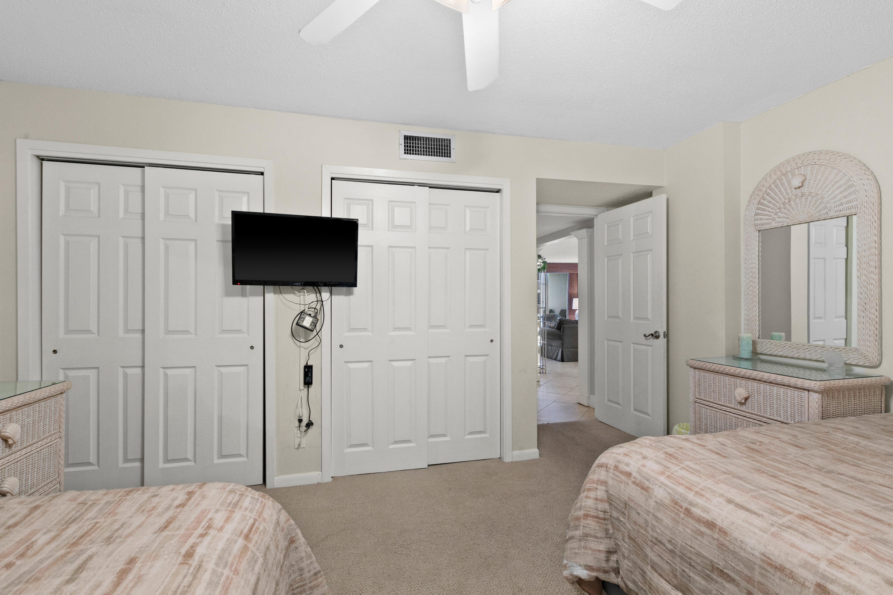 SHORELINE TOWERS 1 - Residential