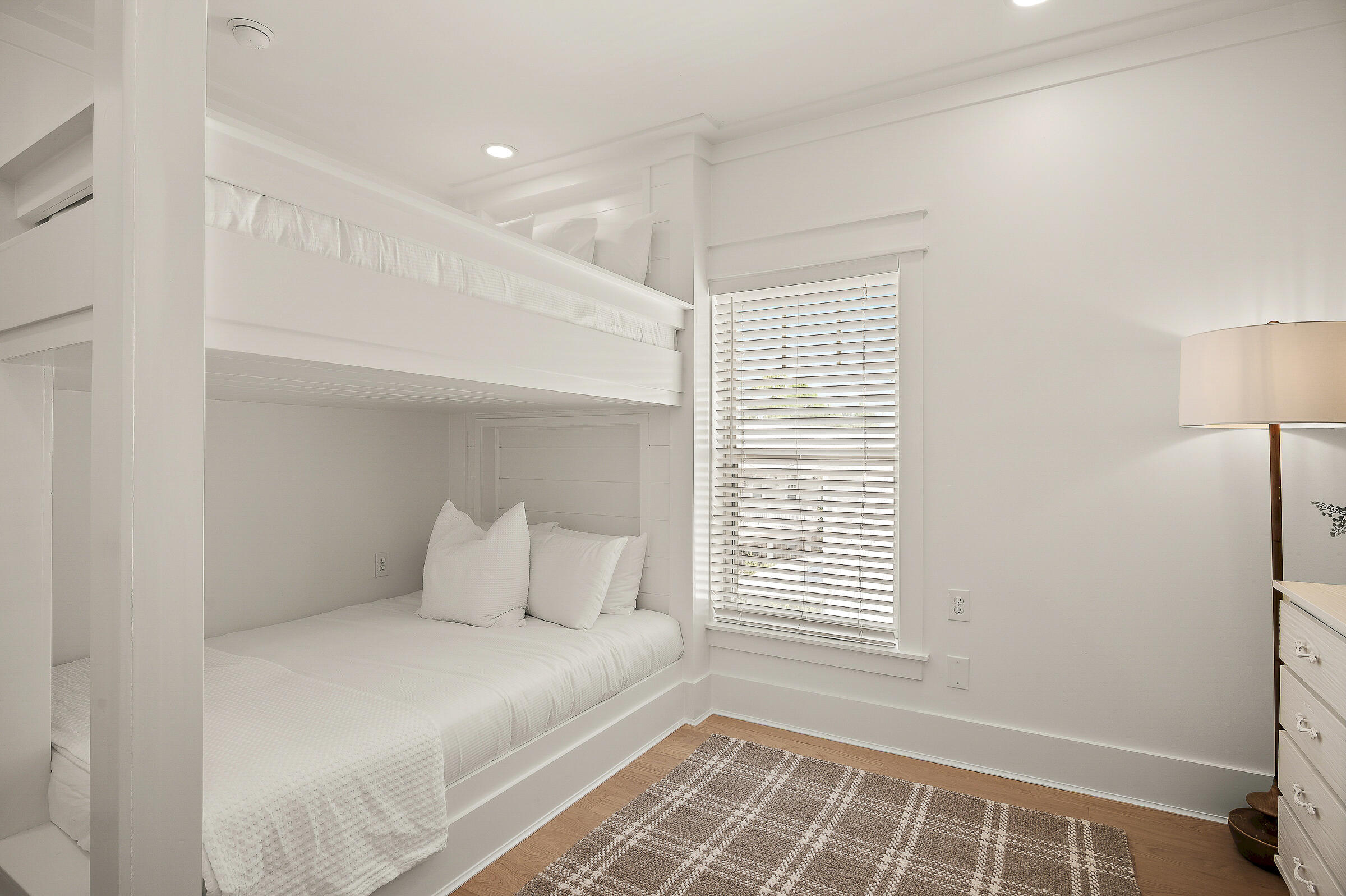 COTTAGES AT EASTERN LAKE - Residential Lease