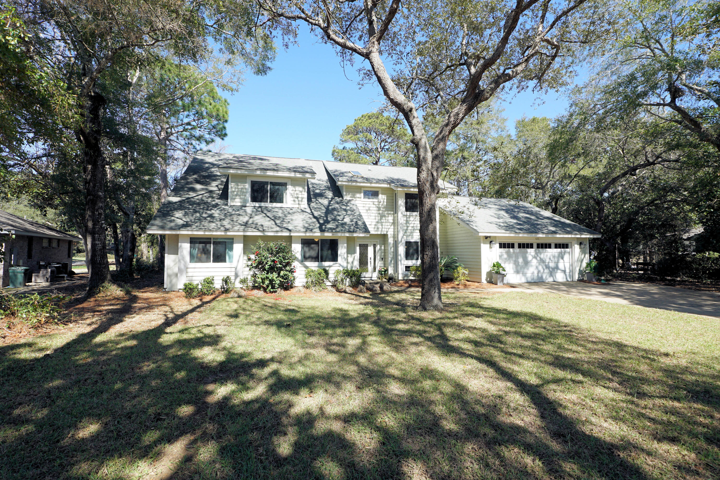 *seller to install new roof prior to closing* Nestled along the 8th tee of the picturesque Bluewater Bay Golf Course, this spacious 4-bedroom, 3-bath home offers endless potential in one of the area's most sought-after communities. Set on a generous 0.6-acre lot, the property is surrounded by stunning oak trees, creating a peaceful retreat with beautiful views. Inside, you'll find an airy living room with soaring 20-foot ceilings. The primary suite boasts cathedral ceilings, a spa-like bathroom with a Jacuzzi tub and separate shower, and ample space to unwind. A third full bath downstairs, located near the kitchen and office, adds extra convenience. The kitchen features a gas stove, ideal for cooking enthusiasts, while a tankless water heater ensures endles hot water for comfort and efficiency. With 2,700 square feet of living space and an oversized two-car garage, this home is ready for your personal touch. Whether you're a golf enthusiast or simply looking for a serene setting with plenty of character, this is an opportunity you won't want to miss!