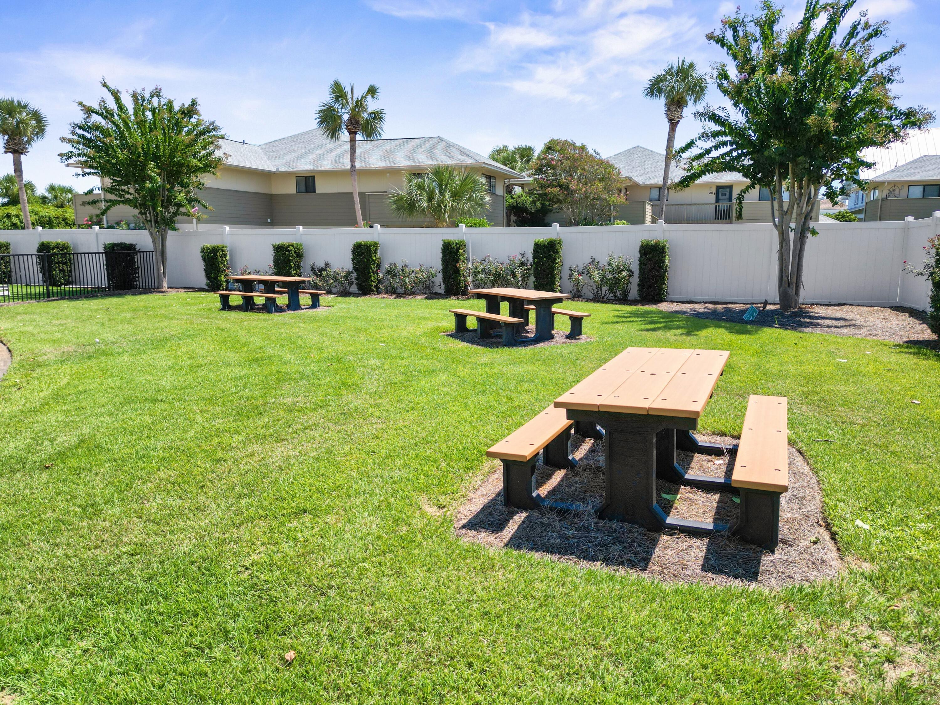 HIDDEN PALMS - Residential