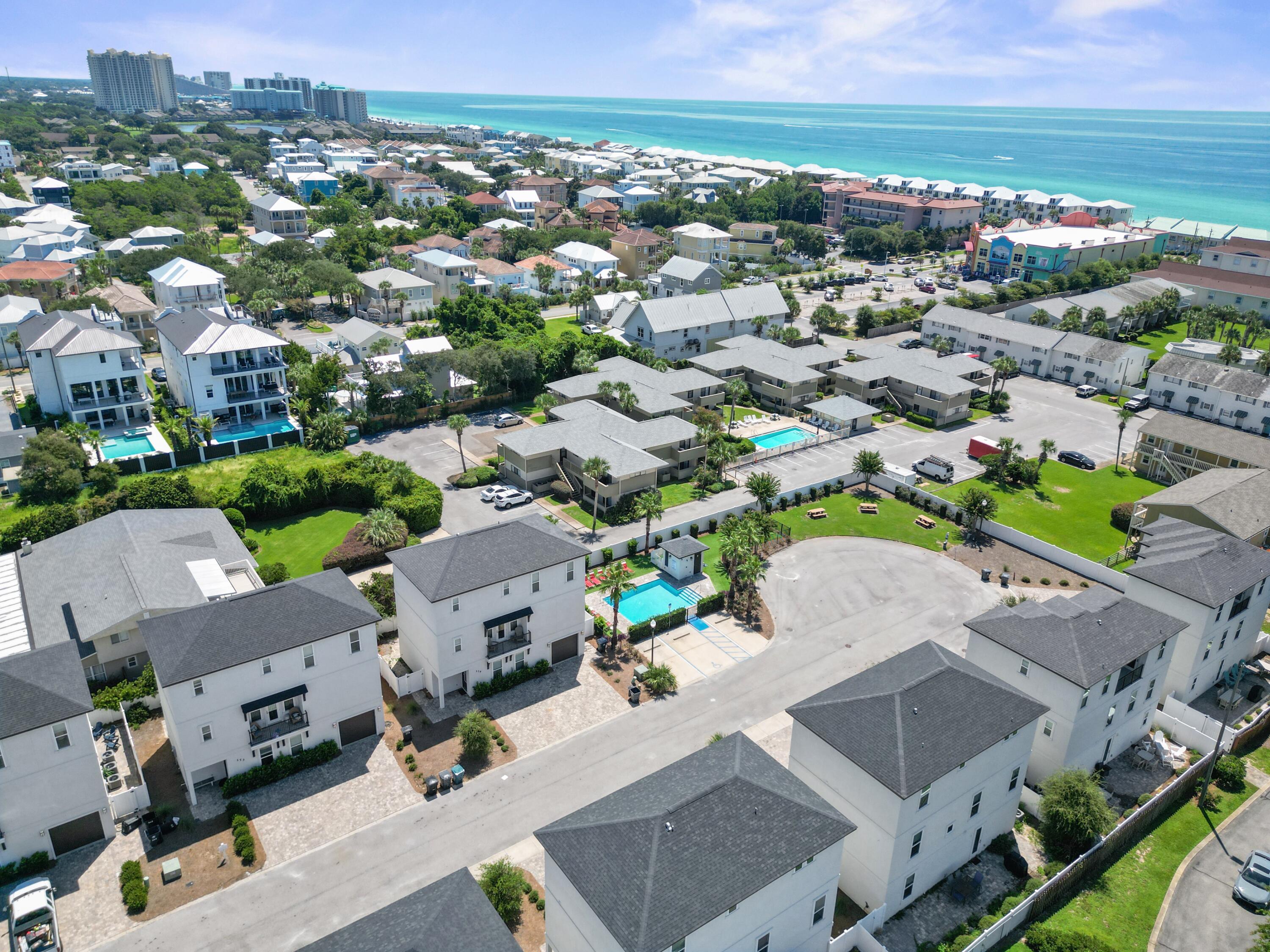 HIDDEN PALMS - Residential