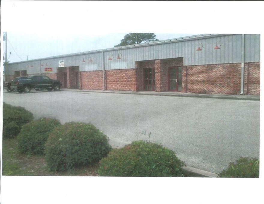 This property brings in around $125,000 annually8 unit, flex, warehouse/ front office space.Each unit has 1,473 ft h/cLarge warehouse door in back.Great location
