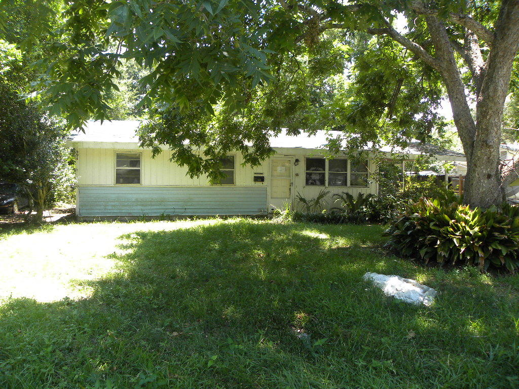 Quaint property ready for your remodeling skills or clear the lot and build new! Quarter of an acre lot. Close to the corner of Racetrack and Eglin Pkwy. Convenient location to Eglin AFB, shopping, schools, and the beach. Bid today on Auction.com