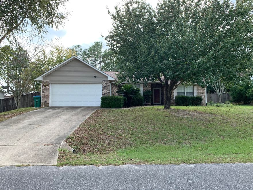 GORGEOUS OPEN HOME!! IT FEATURES A SPLIT BEDROOM FLOOR PLAN, LIVING ROOM WITH CATHEDRAL CEILINGS, FORMAL DINING AREA, LARGE KITCHEN WITH PLENTY OF CABINETS, SMOOTH TOP RANGE, ISLAND, AND EAT IN KITCHEN. THIS HOME HAS A LARGE MASTER BEDROOM WITH A MASTER BATH THAT HAS TWO WALK IN CLOSETS, DUAL VANITY SINKS, AND GARDEN TUB. INSIDE UTILITY ROOM, AND A IRRIGATION SYSTEM FOR THE LARGE LOT.