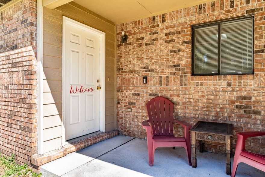 Great starter home located between Hurlburt Field and Eglin AFB.  This home has a new roof.  As you enter the front door, you are welcomed by the galley style kitchen and the spacious living room.  Upstairs are two bedrooms with plenty of space for all your furniture.  Fenced in back yard has space for playing and enjoying nature. The home features a new roof.