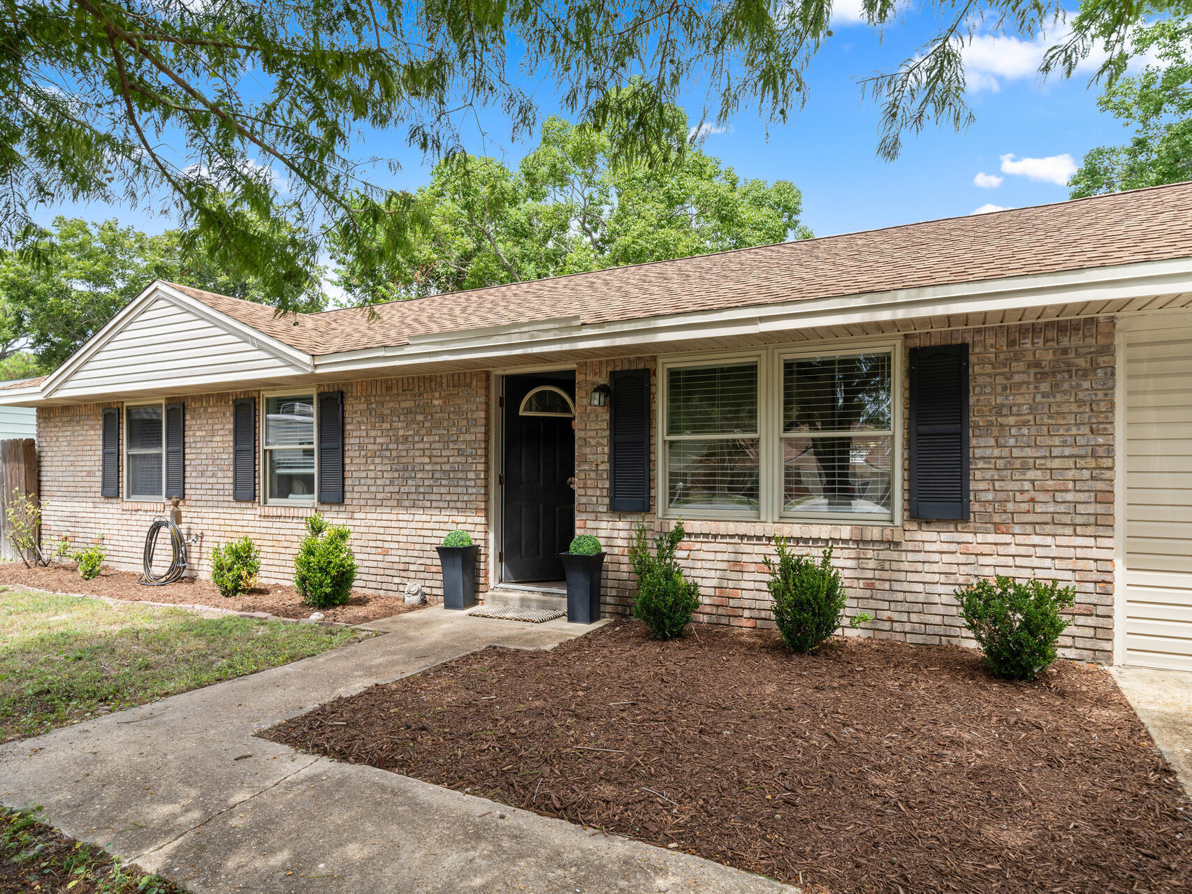 Beautifully updated 3-bedroom, 2 bathroom home located in the heart of Destin. This property offers a perfect blend of comfort, style, and outdoor living, making it an ideal choice for families and entertainers alike. HVAC replaced in 2021 and Water Heater replaced in 2018. Prime location, it's a fantastic opportunity for anyone seeking a comfortable and stylish living space in Destin. Don't miss out on this gem!